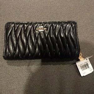 Coach Accordion Zip Wallet In Gathered Leather Bla